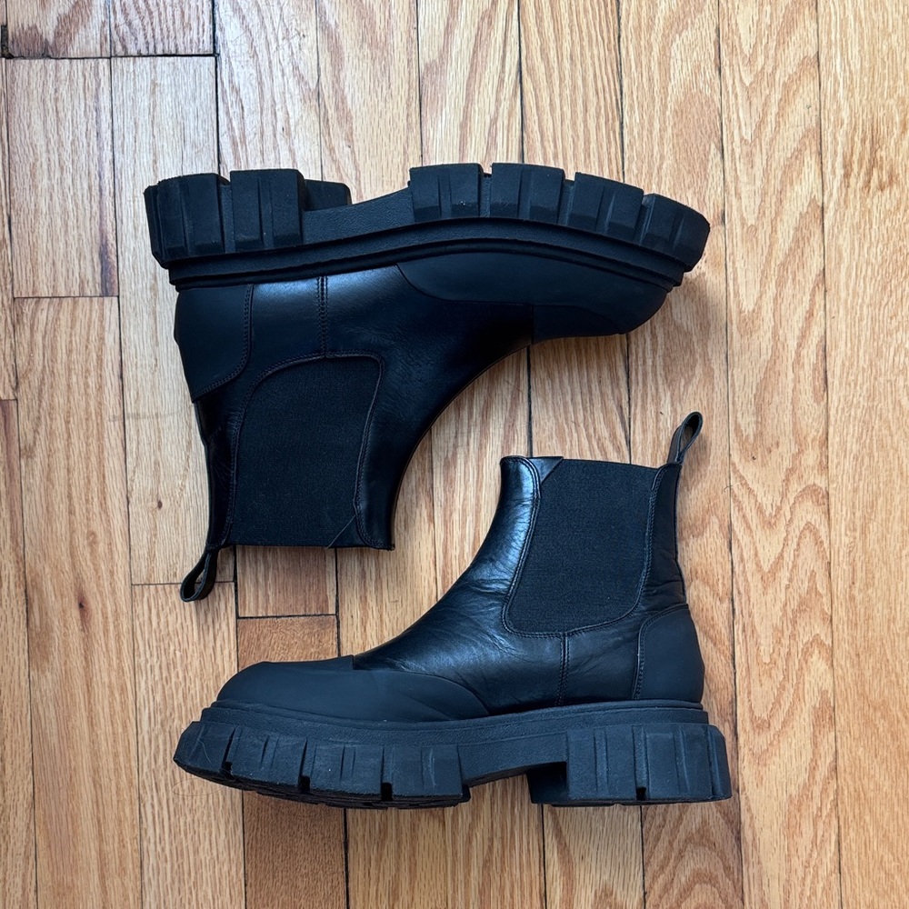 La CANADIENNE Black Ankle Boots